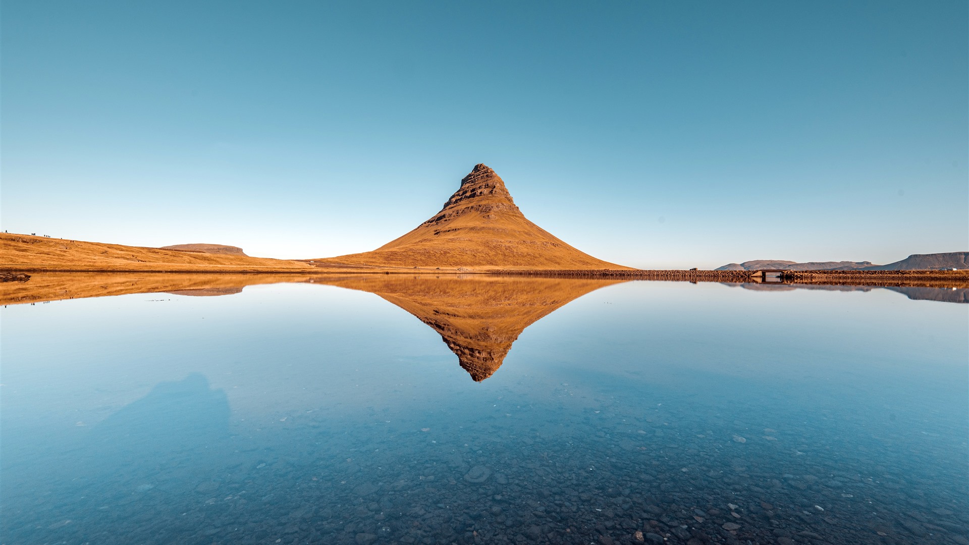 冰岛草帽山平静湖水中的倒影高清风景壁纸5k 新桌布网