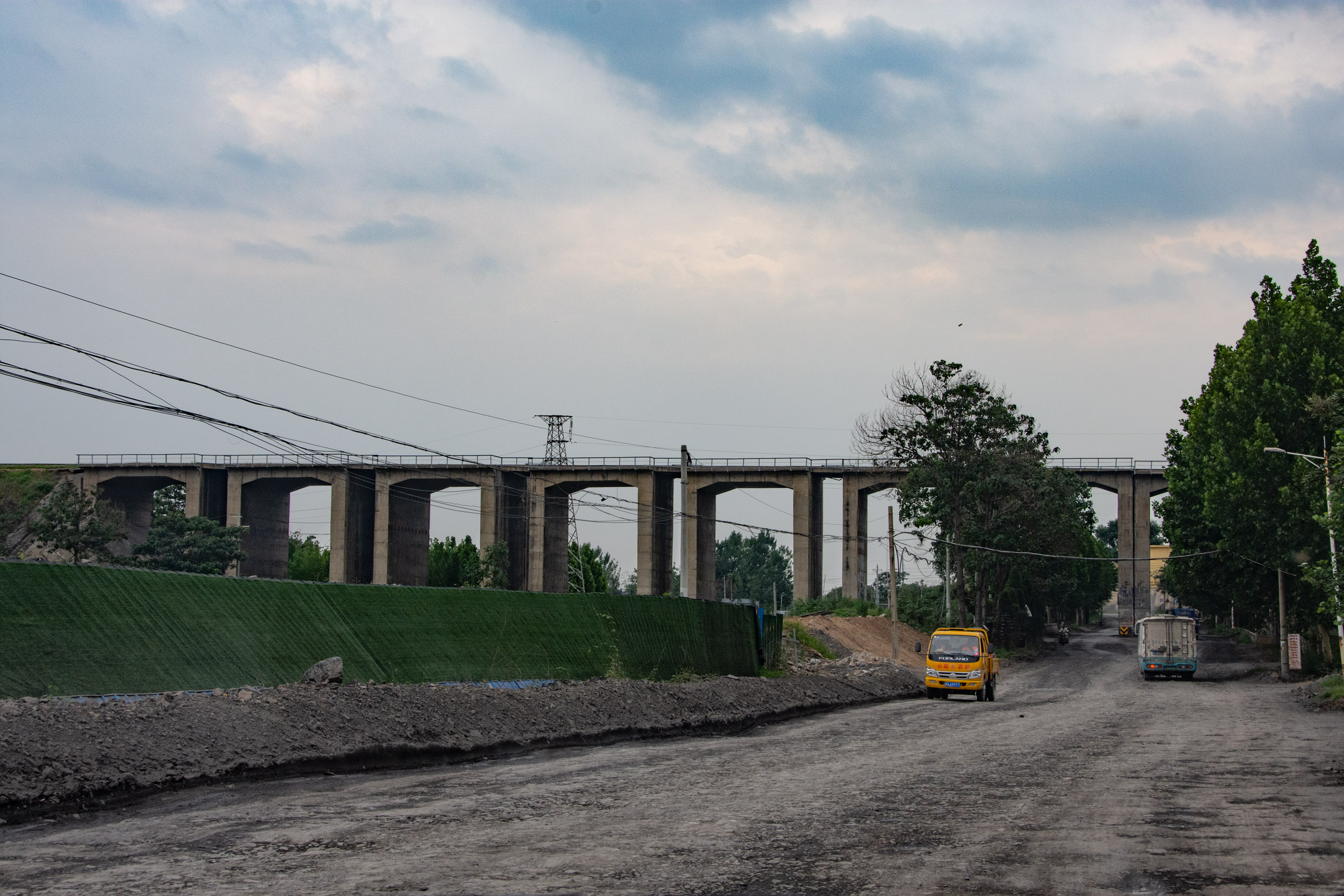 The standard gauge Song-Gao line crosses the Chao-Qi Railway near Jiehe Village, Pingmo Town