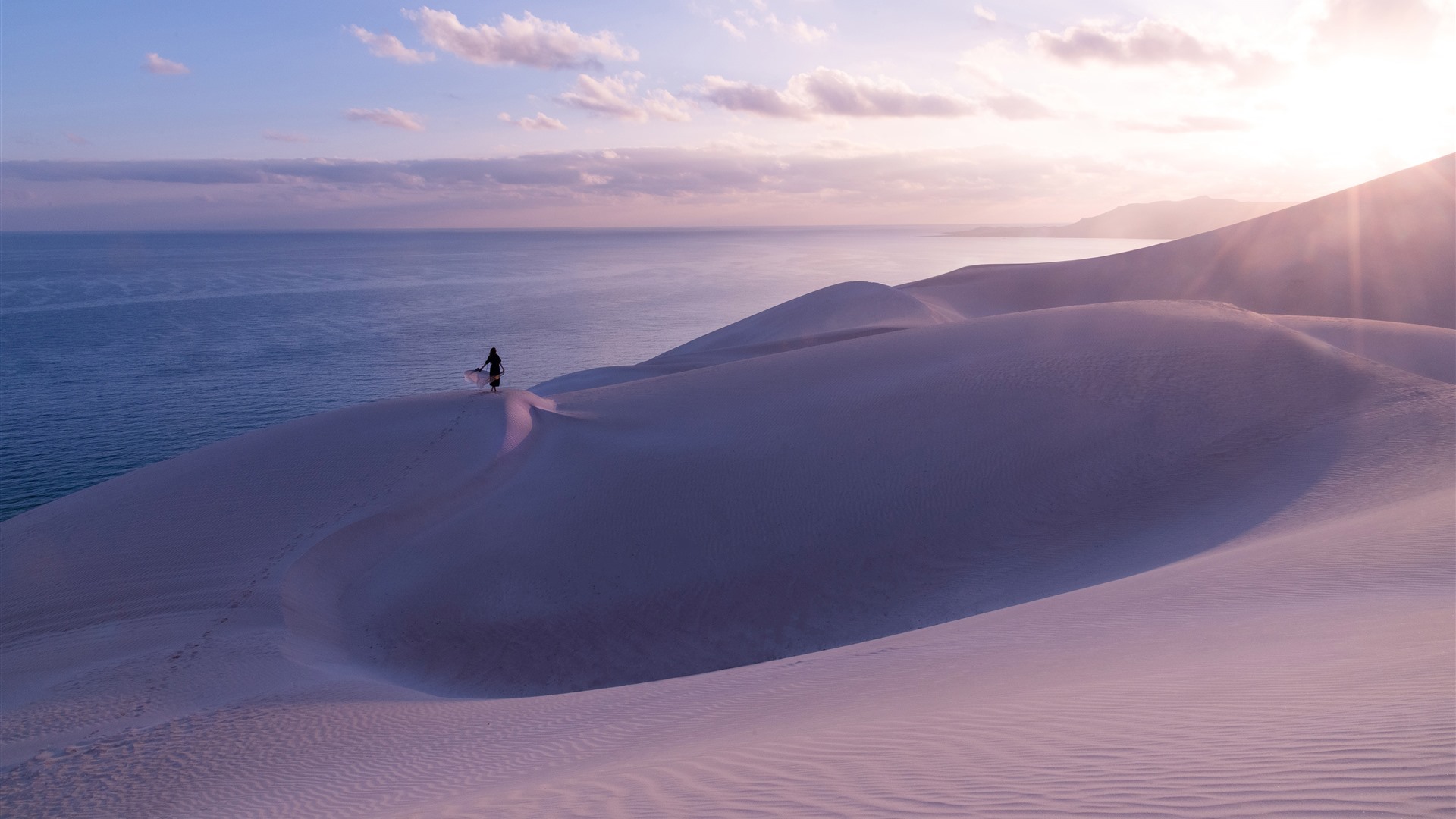 22脚踩沙漠面朝大海直面阳光5k桌面壁纸 新桌布网